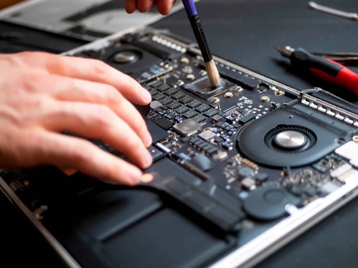 Curățare și mentenanță internă laptop
