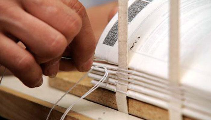 Legătorie manuală la tipografia Elsig Computers